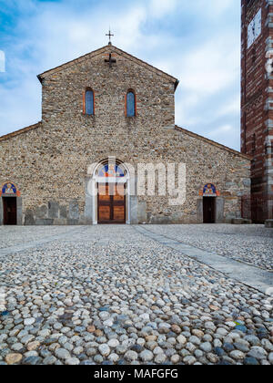 Vorderansicht des Romanischen italienischen Kirche und Glockenturm, Basilica di San Pietro e Paolo, Agliate, Monza, Italien Stockfoto