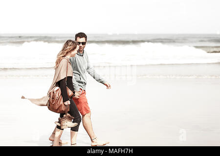 Hendaia, France-April 01,2018: Junges Paar Spaziergänge ruhig am Ufer entlang des Strandes, hendaia - Frankreich Stockfoto