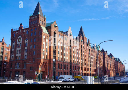 Lager Block V, eine von vielen solcher Bausteine in der Speicherstadt, dem historischen Hafen von Hamburg, Neugotischen Stil des späten 19. Jahrhunderts Stockfoto