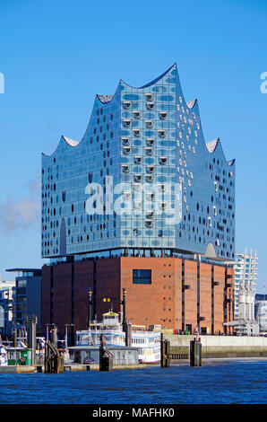 Blick vom oberen Deck der Fähre der Elbphilharmonie konzert Halle auf einer Halbinsel, ragt in die Elbe, Hamburg Deutschland Stockfoto