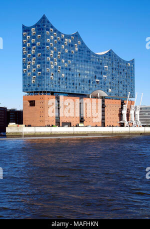 Blick vom oberen Deck der Fähre der Elbphilharmonie konzert Halle auf einer Halbinsel, ragt in die Elbe, Hamburg Deutschland Stockfoto