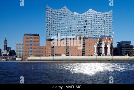 Blick vom oberen Deck der Fähre der Elbphilharmonie konzert Halle auf einer Halbinsel, ragt in die Elbe, Hamburg Deutschland Stockfoto