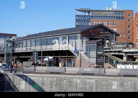 Der U-Bahnhof Baumwall erhöht, jetzt Baumwall (Elbphilharmonie), in Zeile 3 der Hamburger U-Bahn genannt. Stockfoto