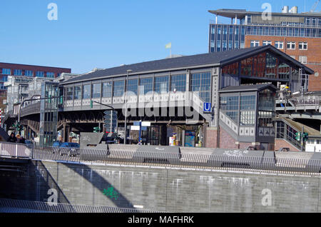 Der U-Bahnhof Baumwall erhöht, jetzt Baumwall (Elbphilharmonie), in Zeile 3 der Hamburger U-Bahn genannt. Stockfoto