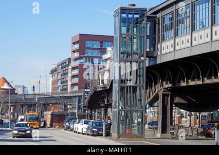 Der U-Bahnhof Baumwall erhöht, jetzt Baumwall (Elbphilharmonie), in Zeile 3 der Hamburger U-Bahn genannt. Stockfoto