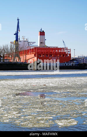 Das Containerschiff Cap San Nicolas Schiff im Trockendock in Hamburg von einem Cross Harbour Fähre auf Zeile 71 gesehen, Stockfoto