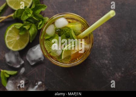 Traditionelle brasilianische Caipirinha mit Kalk-, Zucker- und Minze. Dunkler Hintergrund, Ansicht von oben Stockfoto