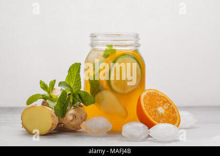 Ingwer orange Eis Tee mit Minze im Glas, weißer Hintergrund, kopieren. Sommer erfrischendes Getränk Konzept. Stockfoto