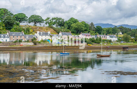 Idyllischen Blick auf Plockton, Dorf in den Highlands von Schottland in der Grafschaft Ross und Cromarty. Stockfoto