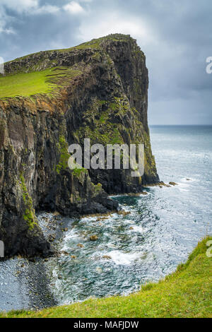 Malerische Anblick von Neist Point Lighthouse und Klippen in der Isle of Skye, Schottland. Stockfoto