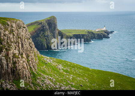 Malerische Anblick von Neist Point Lighthouse und Klippen in der Isle of Skye, Schottland. Stockfoto