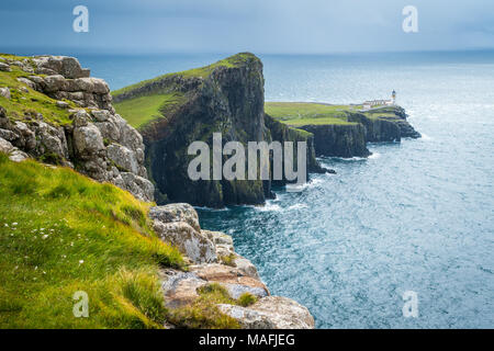 Malerische Anblick von Neist Point Lighthouse und Klippen in der Isle of Skye, Schottland. Stockfoto