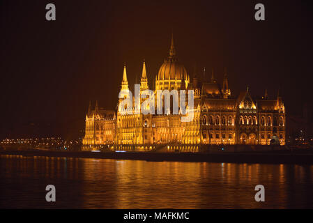 Das ungarische Parlament Gebäude bei Nacht. Es ist derzeit das größte Gebäude in Ungarn das höchste Gebäude in Budapest. Stockfoto