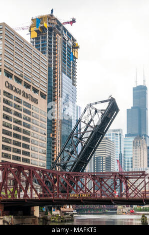 Die Kinzie Street Eisenbahnbrücke über den Norden Zweig des Chicago Rivers ist jetzt permanent offen gesperrt. Stockfoto