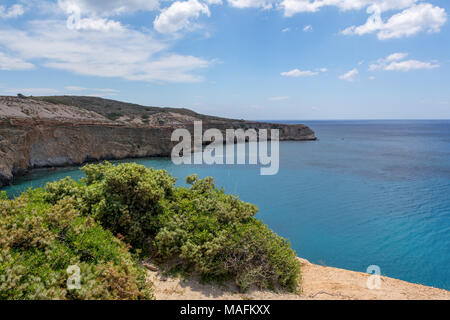 Tsigrado Beach, einem der schönsten Strände im Süden der Insel Milos. Kykladen, Griechenland. Stockfoto