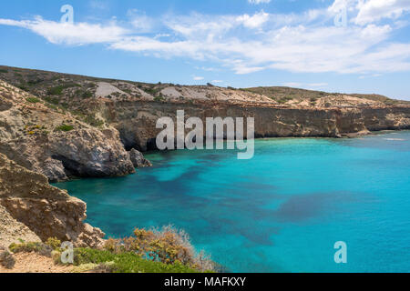 Tsigrado Beach, einem der schönsten Strände im Süden der Insel Milos. Kykladen, Griechenland. Stockfoto