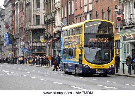 Eine Stadt Dublin Bus fährt durch die Stadt als Hauptstadt erweitert das gesamte Verkehrssystem Pendler und Unternehmen einen besseren Zugang zu ermöglichen. Stockfoto