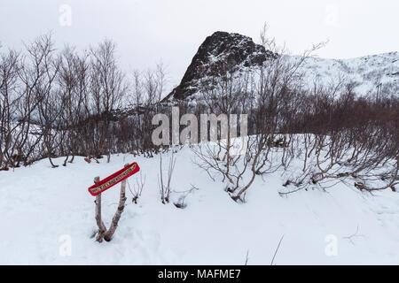 Zeichen Markierung Wanderweg zum Tjeldbergtinden Berg in Lof Stockfoto