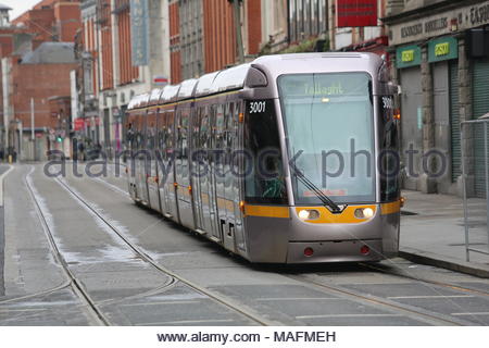 Eine Straßenbahn Luas in Dublin, Irland in einer Zeit, in der die Luas System hat sich rasant entwickelt und wird von vielen Pendlern in der Hauptstadt verwendet wird Stockfoto