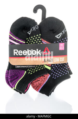 Winneconne, WI - 23. März 2018: ein Paket von Reebok low cut Socken auf einem isolierten Hintergrund. Stockfoto