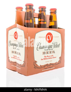 Winneconne, WI - 30 März 2018: Sixpack Champagner samt Bier in einem isolierten Hintergrund. Stockfoto