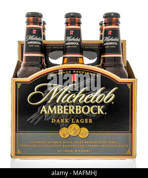 Winneconne, WI - 30 März 2018: ein Six Pack von Michelob amberbock Bier auf einem isolierten Hintergrund. Stockfoto