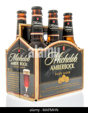 Winneconne, WI - 30 März 2018: ein Six Pack von Michelob amberbock Bier auf einem isolierten Hintergrund. Stockfoto
