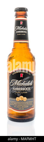 Winneconne, WI - 30. März 2018: Eine einzelne Flasche Michelob amberbock Bier auf einem isolierten Hintergrund. Stockfoto