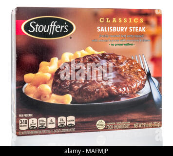 Winneconne, WI - 30. März 2018: eine Schachtel Stouffers salisbury Steak gefrorene Mahlzeit auf einem isolierten Hintergrund. Stockfoto