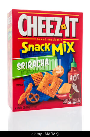 Winneconne, WI - 30. März 2018: eine Box von Cheez es Snack Mix in sriracha Geschmack auf einem isolierten Hintergrund. Stockfoto