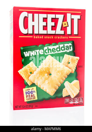 Winneconne, WI - 30. März 2018: eine Box von Cheez es Cracker in weißem Cheddar Aroma auf einem isolierten Hintergrund. Stockfoto