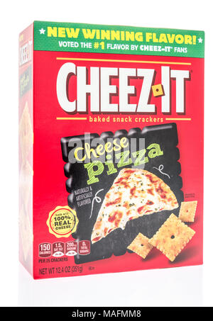 Winneconne, WI - 30. März 2018: eine Box von Cheez es Cracker in Pizza Käse Geschmack auf einem isolierten Hintergrund. Stockfoto