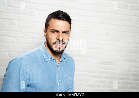 Portrait von angewidert Mann, Hispanic Kerl mit Abscheu für schlechten Geruch oder Geschmack. Platz kopieren Stockfoto