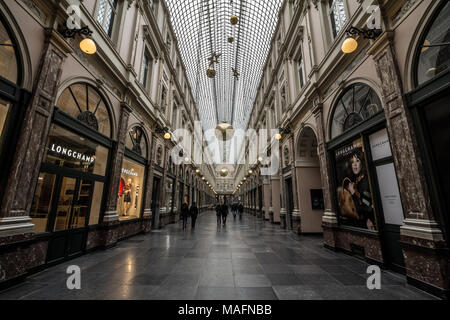 Brüssel, Belgien - Januar 1, 2017: Queen's Passage (Passade le la Reine) im Königlichen Galerien (Galeries Royales) mit einem Longchamp Shop vor. T Stockfoto