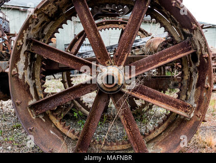 Vintage antik automotive Traktor Edelstahl Speichen in Rost und Oxidation von Alter abgedeckt Stockfoto