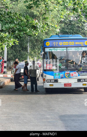 Die Menschen an Bord einen öffentlichen Bus in Yangon, Myanmar (Birma) Stockfoto