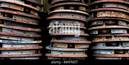 Vintage antik automotive Bremsbacken Stützplatten in einem Stapel auf einem Schrottplatz verbunden. Stockfoto