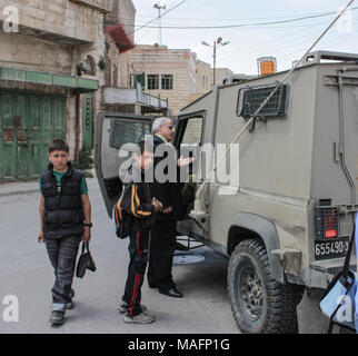 Alter Mann halten durch eine mobile Kontrollpunkt der israelischen Armee im Westjordanland oder im Gazastreifen Stockfoto