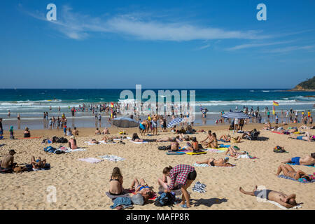 Die Menschen genießen das Osterwochenende am Manly Beach in Sydney, Australien Stockfoto