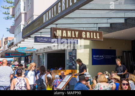 Manly Grill Restaurant und Cafe in Manly Beach, Leute genießen Mittagessen, Sydney, Australien während der Mittagszeit Stockfoto