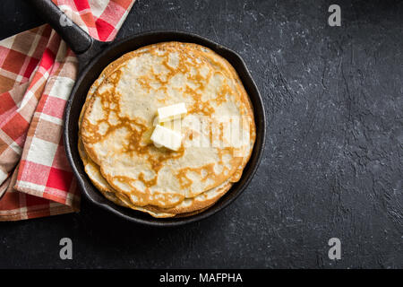 Crepes Suzette mit Honig und Nüssen auf weißen Platte über dunklen Hintergrund, kopieren. Leckere hausgemachte Pfannkuchen zum Frühstück. Stockfoto