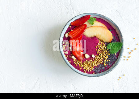 Acai Smoothie Schüssel mit Chia-Samen, Früchte, Beeren (Erdbeeren) und Blütenpollen für gesunde vegane Vegetarier Diät rohen Frühstück. Frühstück-smoothie Stockfoto