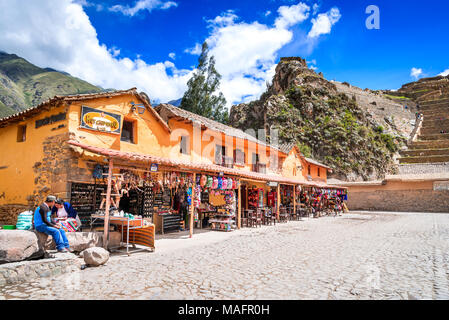 Cusco, Peru - 27. APRIL 2017: Stadtzentrum der kleinen mittelalterlichen Stadt von Ollantaytambo, mit Inka Ruinen auf der Anden. Stockfoto