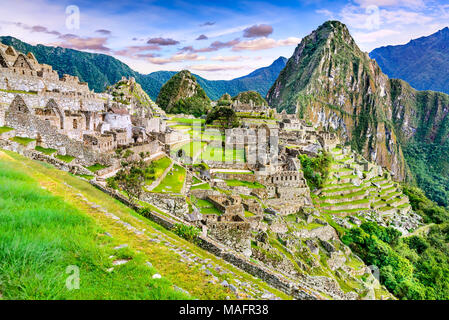 Machu Picchu in Peru - die Ruinen von Inca Empire City und Huaynapicchu Berg im Heiligen Tal, Cusco, Südamerika. Stockfoto