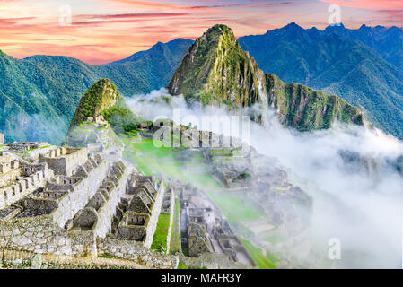 Machu Picchu in Peru - die Ruinen von Inca Empire City und Huaynapicchu Berg im Heiligen Tal, Cusco, Südamerika. Stockfoto