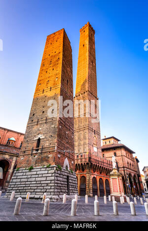 Bologna, Italien - die Zwei Türme (Due Torri), Asinelli und Garisenda, Symbole der mittelalterlichen Bologna Türmen. Stockfoto