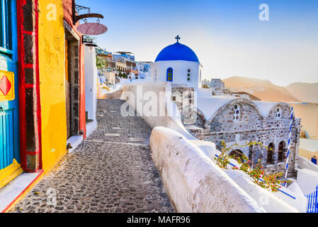 Santorini, Griechenland. Oia, weißen Dorf mit gepflasterten engen Wege, berühmten Attraktion der griechischen Inseln der Kykladen, Ägäis. Stockfoto