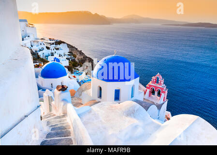 Santorini, Griechenland. Oia, weißen Dorf mit gepflasterten engen Wege, berühmten Attraktion der griechischen Inseln der Kykladen, Ägäis. Stockfoto