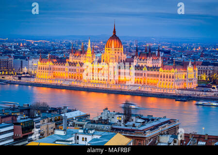 Budapest, Ungarn. Ungarischen Parlament über die Donau. Stockfoto