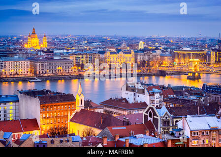 Budapest, Ungarn. Széchenyi Kettenbrücke und Basilika Sf. Stephen über die Donau. Stockfoto